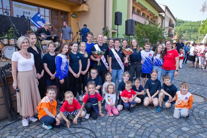 Společná fotka s dětmi a mládeží
